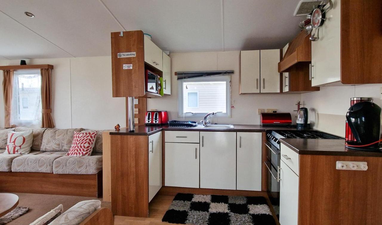 Great 8 Berth Caravan For Hire At St Osyth Beach In Essex Ref 28123Gc Clacton-on-Sea Exterior foto