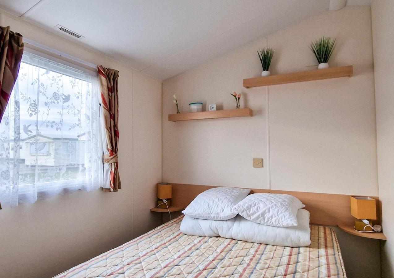 Great 8 Berth Caravan For Hire At St Osyth Beach In Essex Ref 28123Gc Clacton-on-Sea Exterior foto