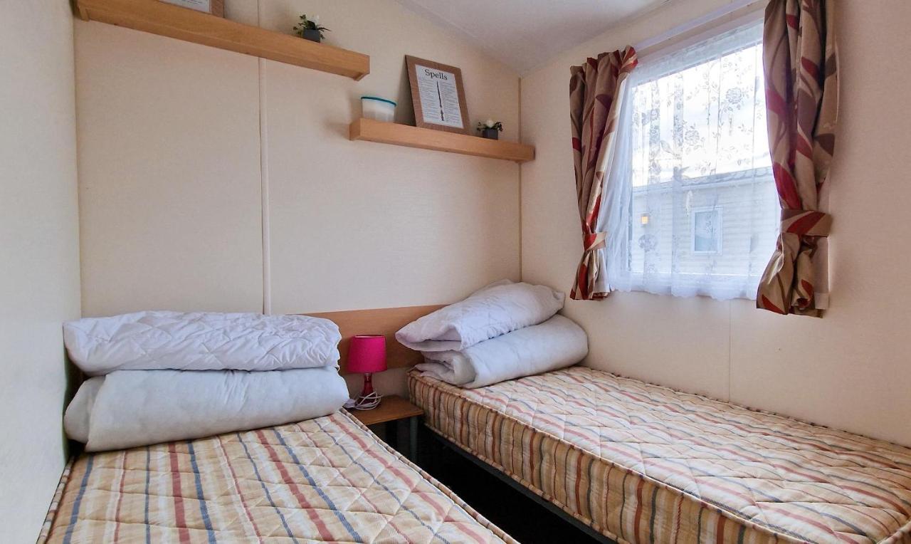 Great 8 Berth Caravan For Hire At St Osyth Beach In Essex Ref 28123Gc Clacton-on-Sea Exterior foto