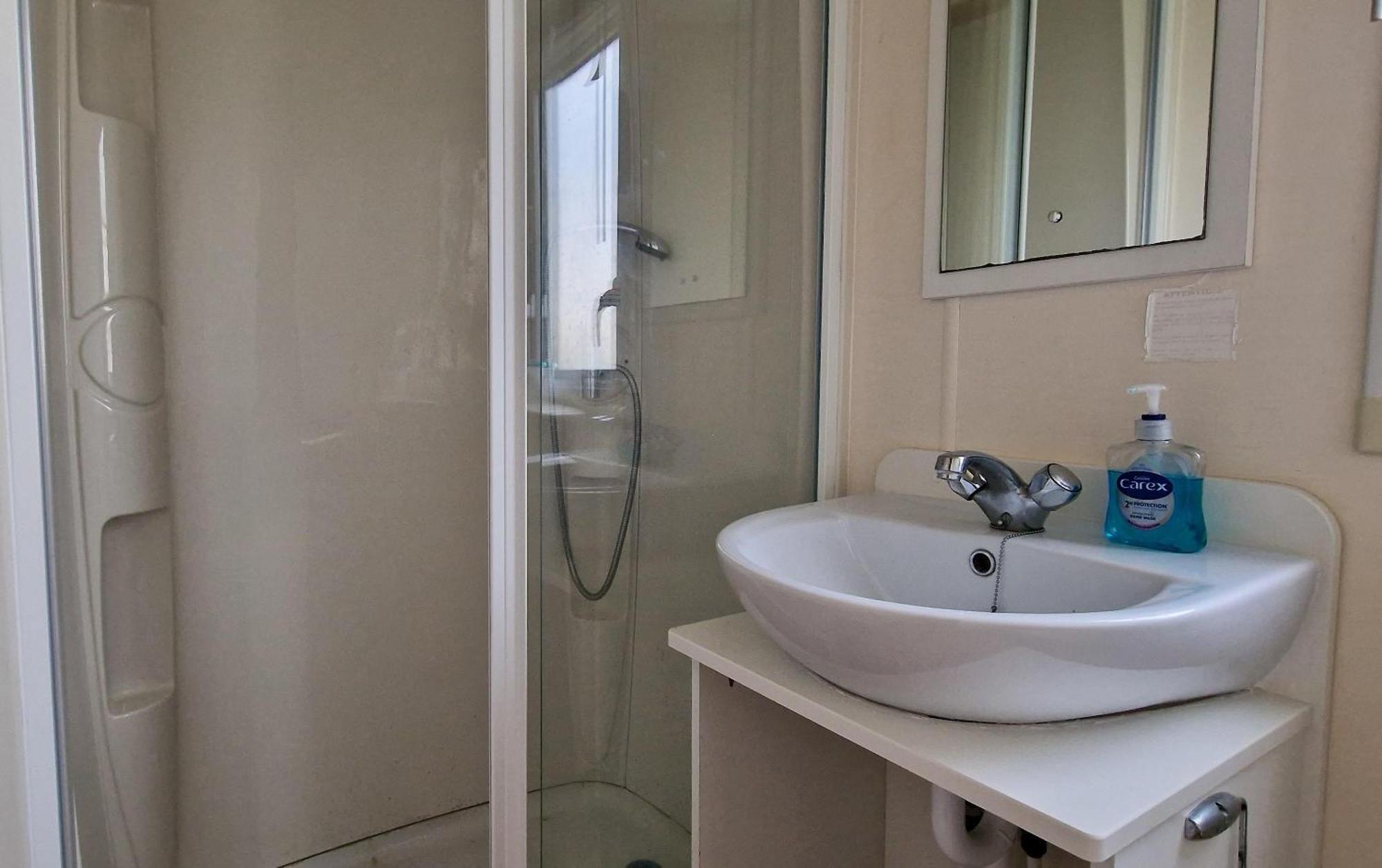 Great 8 Berth Caravan For Hire At St Osyth Beach In Essex Ref 28123Gc Clacton-on-Sea Exterior foto