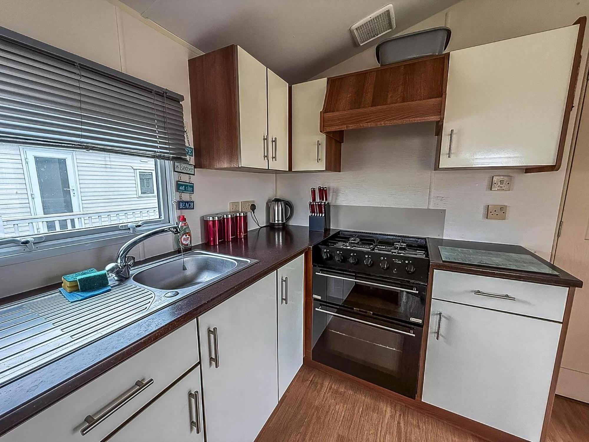 Great 8 Berth Caravan For Hire At St Osyth Beach In Essex Ref 28123Gc Clacton-on-Sea Exterior foto