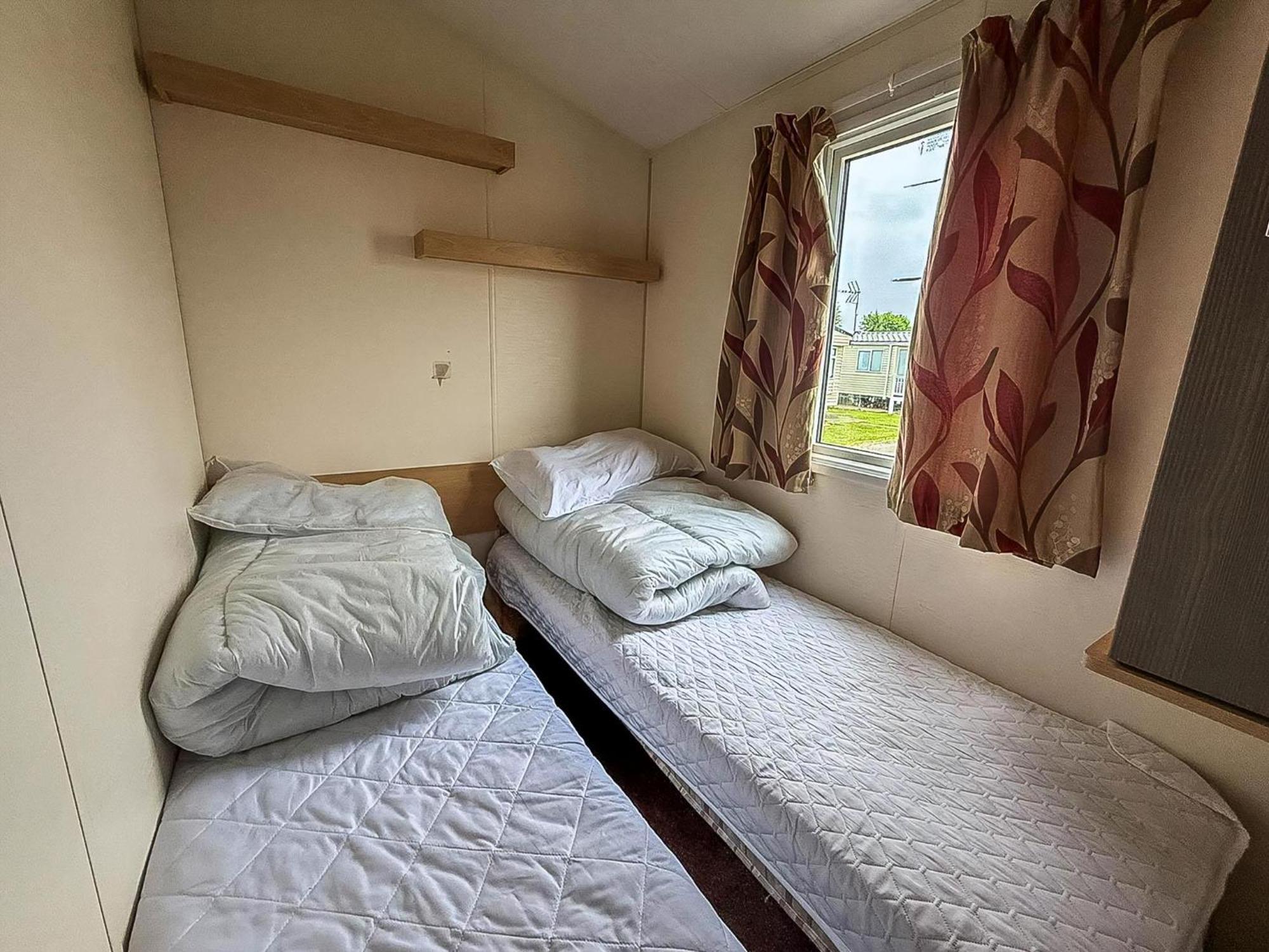 Great 8 Berth Caravan For Hire At St Osyth Beach In Essex Ref 28123Gc Clacton-on-Sea Exterior foto